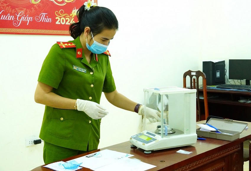 Phòng kỹ thuật hình sự Công an tỉnh Hà Giang tiến hành cân tịnh khối lượng ma túy. (Ảnh: Hà Linh).