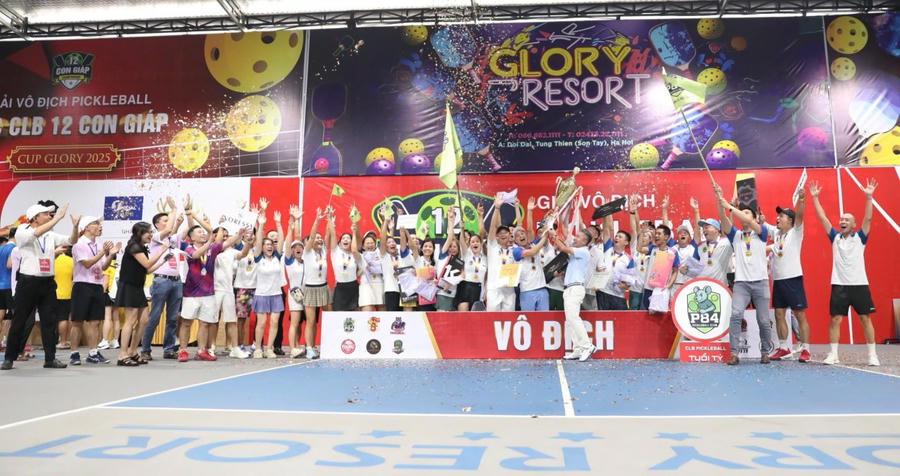 Ban Tổ chức và nhà tài trợ trao Cup Vô địch cho CLB tuổi Tý.