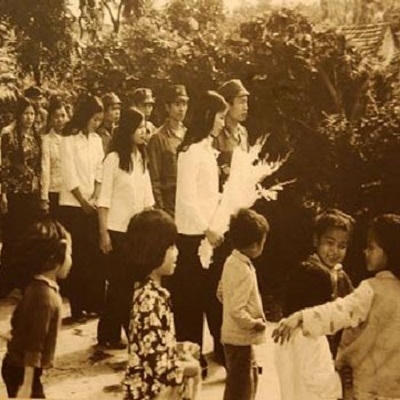 Đám cưới trong thời chiến ở Hà Nội diễn ra khá mộc mạc và giản dị. Ảnh: Internet.