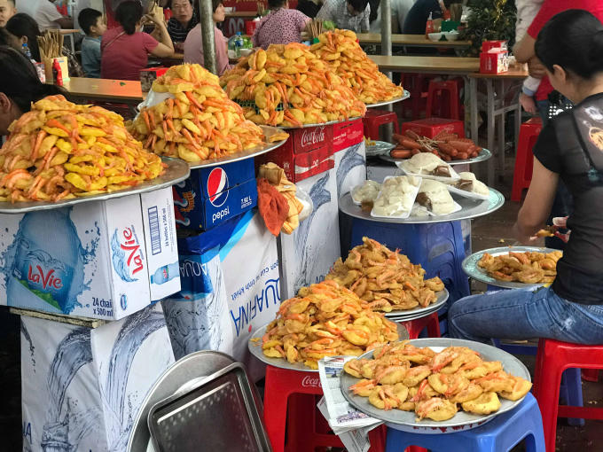 Bánh tôm hồ Tây là đặc sản thu hút được nhiều du khách sành ăn nhất.