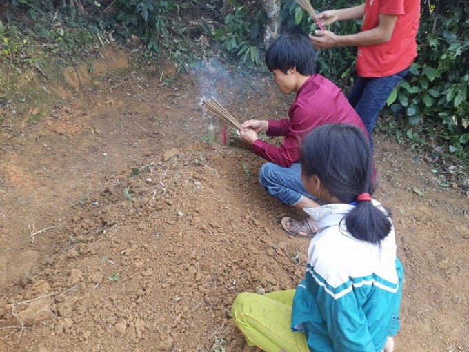 Vào ngày cuối cùng của năm, con cháu lại tề tựu, tu sửa mộ phần và "đón" ông bà tổ tiên cùng về ăn tế.