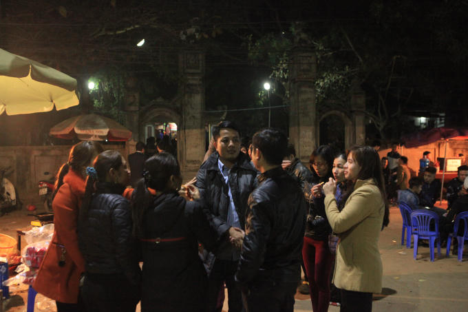 Du khách địa phương và thập phương háo hức chờ đợi thời khắc chuyển giao ngày mới để chứng kiến ngây phút linh thiêng nhất.