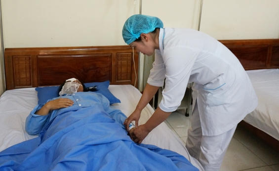 Chị Lý bị tạt axit đang điều trị tại Bệnh viện A Thái Nguyên.