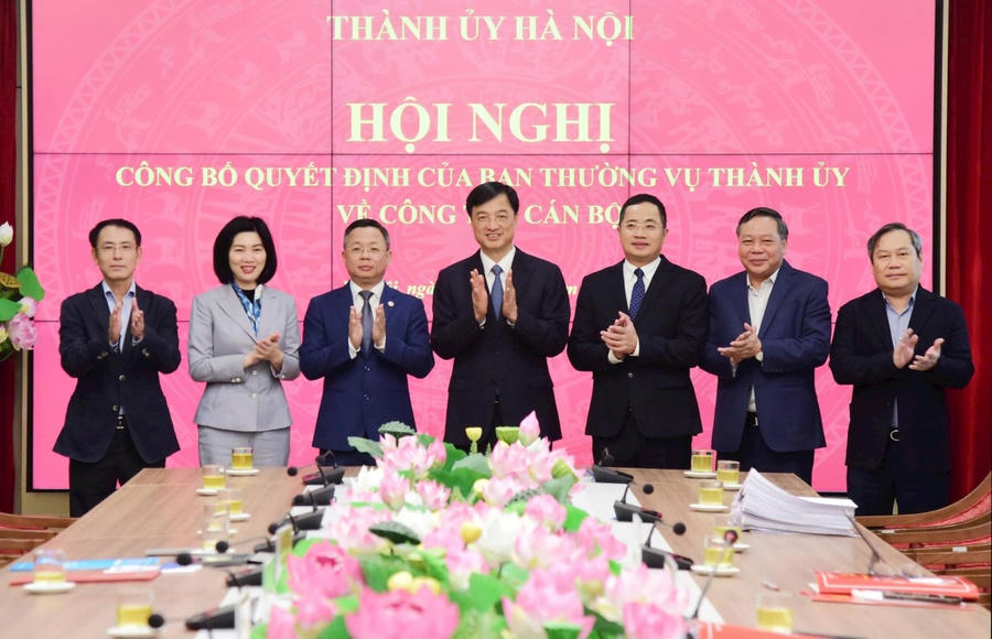 Thường trực Thành ủy với tân Chánh Văn phòng Thành ủy Nguyễn Thành Long và tân Chánh Văn phòng Đoàn đại biểu Quốc hội và HĐND Thành phố Trần Thanh Hà.