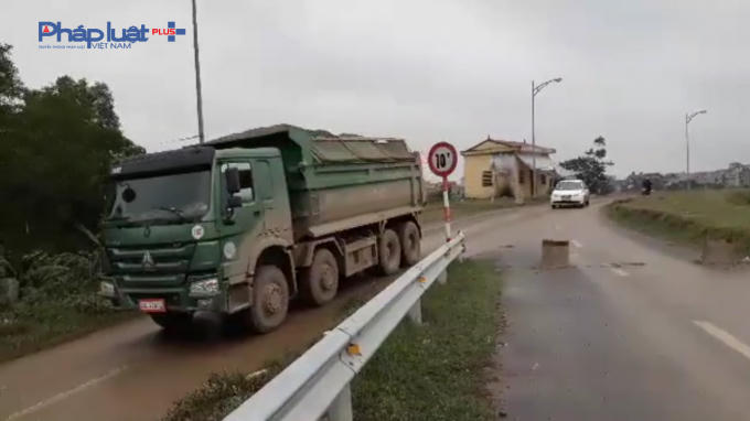 Xe quá trọng tải đường thi nhau hoạt động.