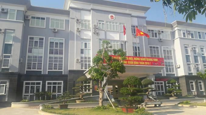 Trụ sở UBND huyện Phù Yên, nơi xảy ra sự việc.