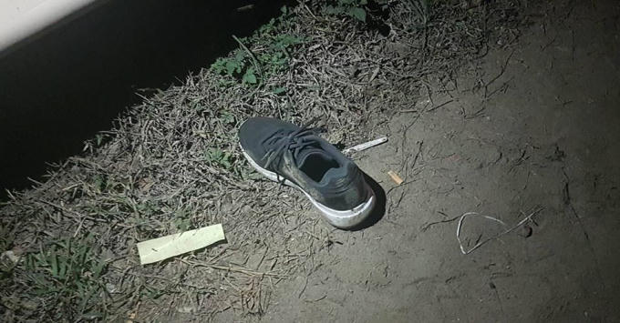 Giày của một nạn nhân tại hiện trường.