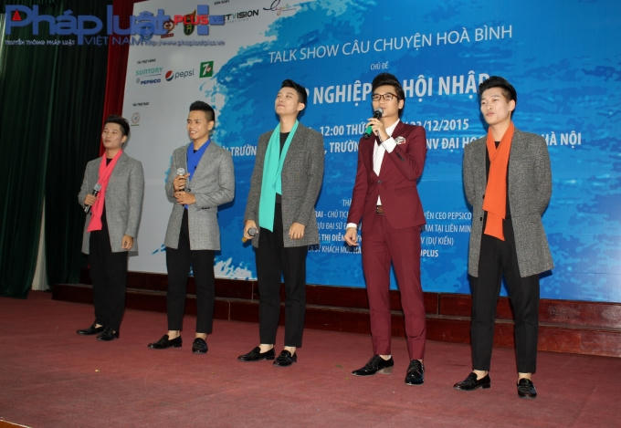 MC Công tố giao lưu cùng nhóm Oplus (nhóm đạt giải Á quân Nhân tố bí ẩn (X-Factor) 2014). (Ảnh: Đức Biên)