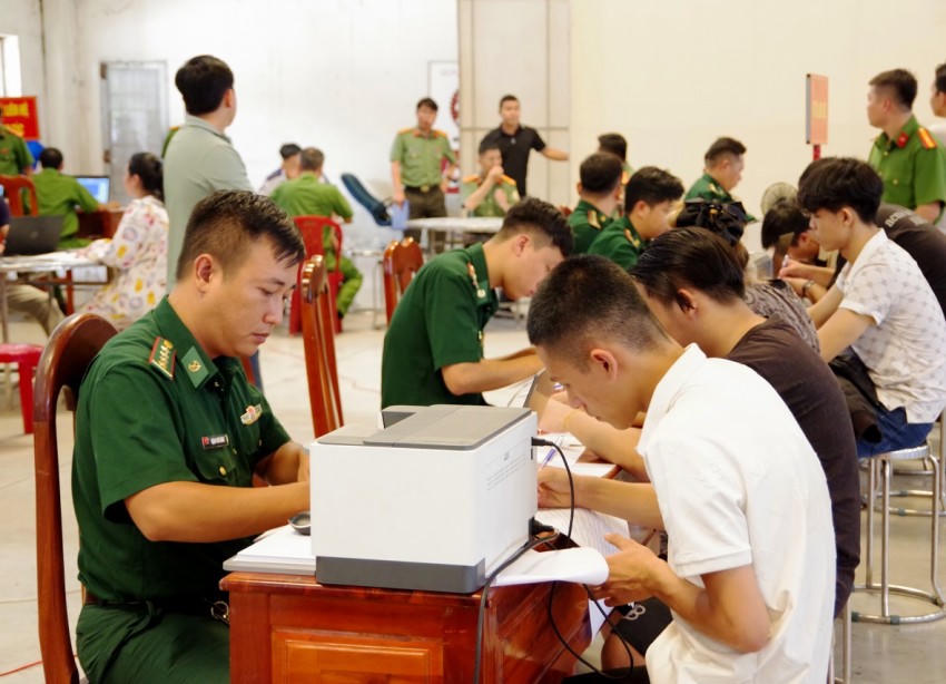 Lực lượng chức năng tiếp nhận, làm việc với các công dân Việt Nam do lực lượng chức năng Campuchia trục xuất, trao trả. Ảnh: Luận Quân
