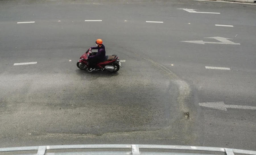 Khu vực xuất hiện vết sụt lún.