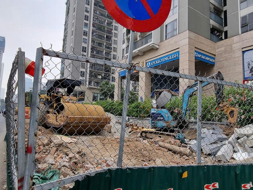 Máy móc, rào tôn tiếp tục thi công đoạn đường trước chung cư Thống Nhất Complex.
