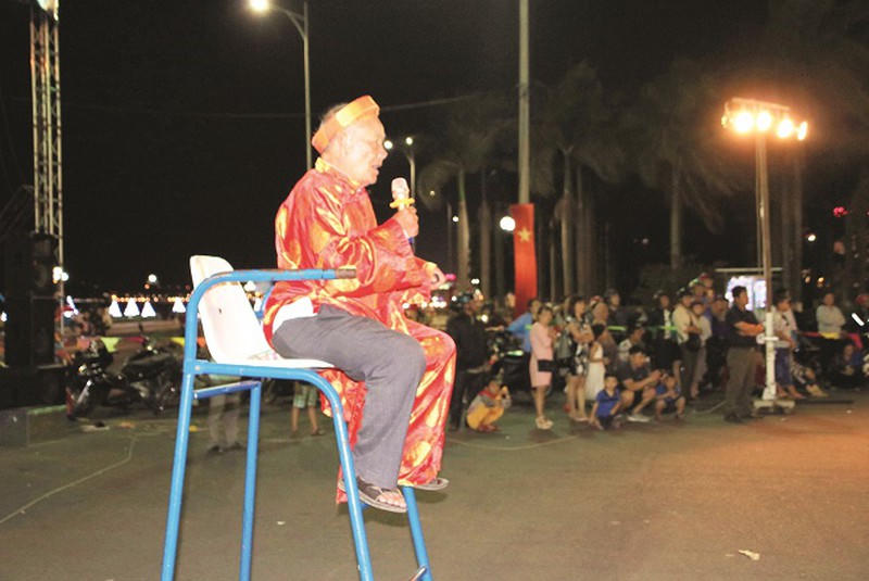 Lão kỳ thủ Nguyễn Minh Trưng điều khiển một trận đấu cờ người ở Bình Định.