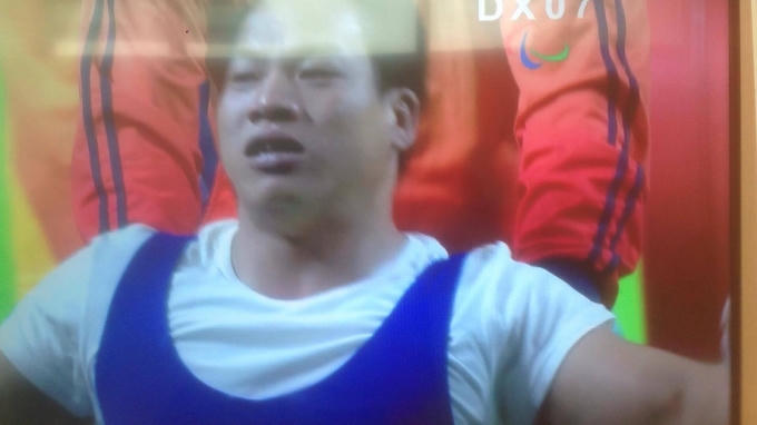 Nước mắt hạnh phúc đã tuôn trào trong tâm thế của nhà vô địch Thế giới. Ảnh: Cao Ngọc Hùng