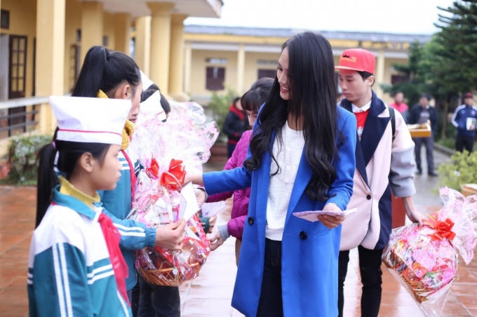&Aacute; hậu L&acirc;m Th&ugrave;y Anh về qu&ecirc; từ thiện trong gi&aacute; lạnh