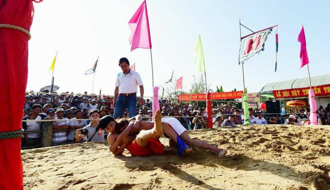 Các đô vật làm sao cho vật đối phương “lấm lưng trắng bụng” là thắng.