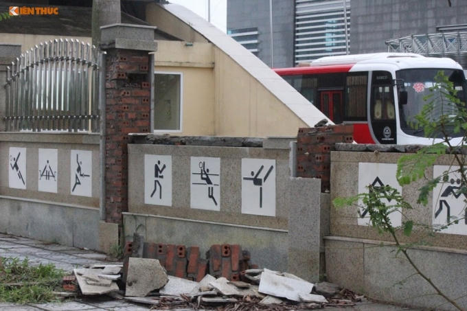 Tường nhà thi đấu bị đổ sập một mảng.