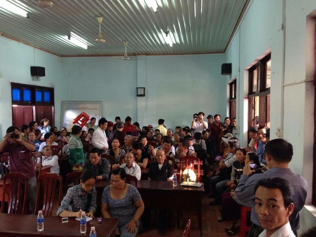 Trụ sở UBND Thị Trấn Tân Minh trong buổi xin lỗi công khai sáng nay đối với ông Huỳnh Văn Nén. (Ảnh: Dân Trí).