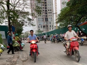 Lấn chiếm vỉa hè, lòng đường khi buôn bán ở chợ trên phố Trần Quốc Vượng.