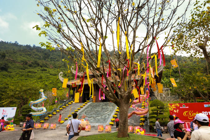 Khung cảnh tuyệt đẹp tại Núi Thần tài trong ngày mồng 2 Tết Nguyên đán Kỷ Hợi 2019.