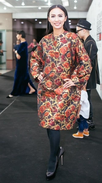 Chiếc váy suông lùng nhùng với chiếc quần legging dày dặn như thế này, Huyền Ni tự tặng cho mình thêm chục tuổi. Ảnh: internet.