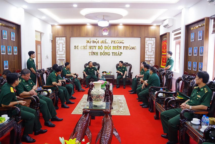 Trung tướng Thái Đại Ngọc - Ủy viên Trung ương Đảng, Phó Tổng Tham mưu trưởng Quân đội Nhân dân Việt Nam đến làm việc tại BĐBP tỉnh Đồng Tháp. Ảnh: Hòa Bình