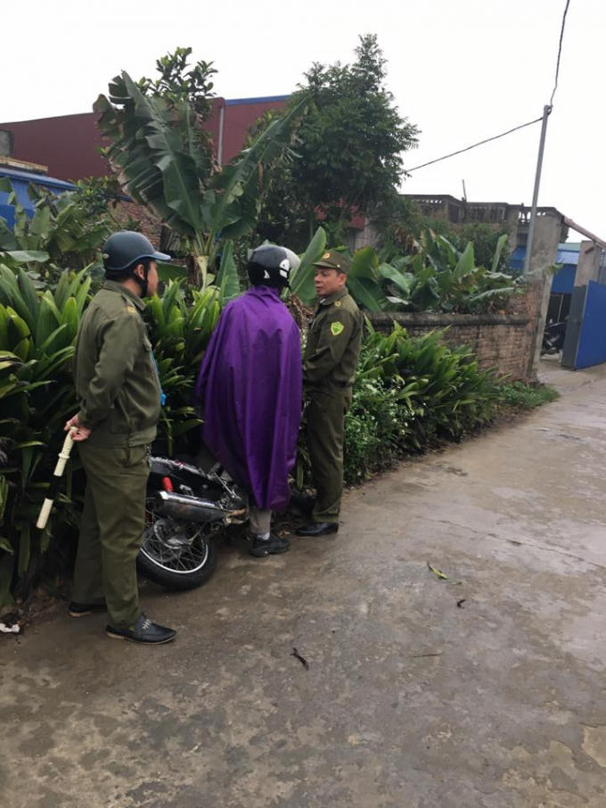 Công an xã chặn xe kiểm tra giấy tờ người tham gia giao thông.