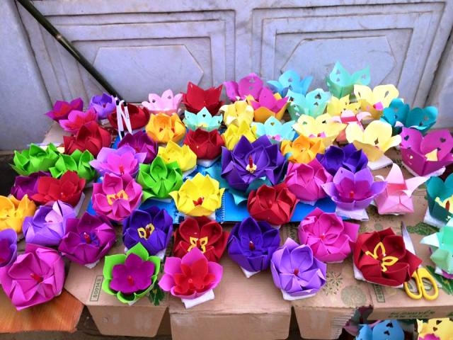 Hàng ngàn chiếc hoa đăng được nhà Đền và nhân dân trong vùng chuẩn bị cho Lễ hội.