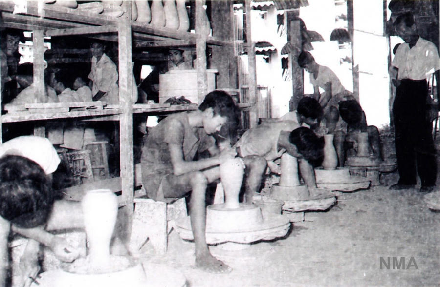 Một lớp học gốm xoay tay vào đầu thế kỷ XX (nguồn: Nguyễn Minh Anh sưu tầm).