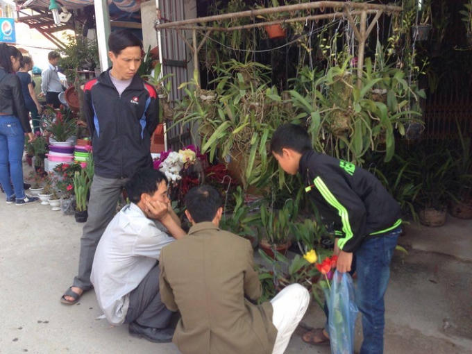 D&ograve;ng người tấp nập dồn về chợ &ldquo;Mua may, b&aacute;n rủi&rdquo; trước giờ khai hội