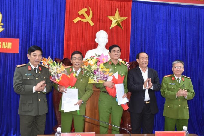 Chủ tịch UBND tỉnh Quảng Nam Đinh Văn Thu (áo đen) khen thưởng liên tiếp 2 chiến công của công an TP Tam Kỳ và tỉnh Quảng Nam. Ảnh: CAQN.