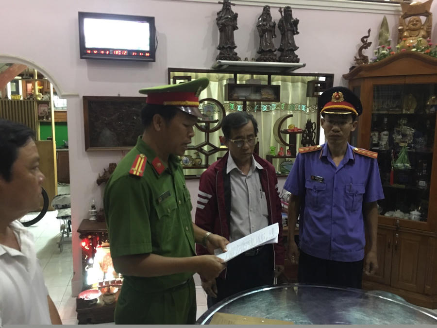 Các cơ quan chức năng đang tiến hành các thủ tục cần thiết để đọc Lệnh đối với bị can Đỗ Ngọc Điệp (áo đỏ)
