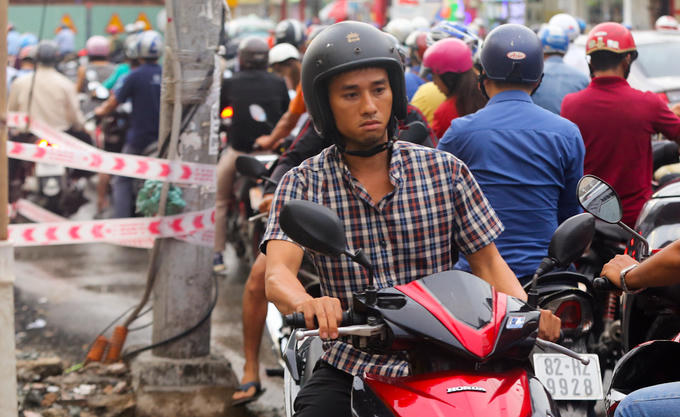 Vỉa hè đường Phạm Ngũ Lão được đào xới, ngổn ngang gạch vữa, bêtông... Một số người bất chấp ùn tắc, chạy lên vỉa hè đi ngược chiều tìm lối đi khác.