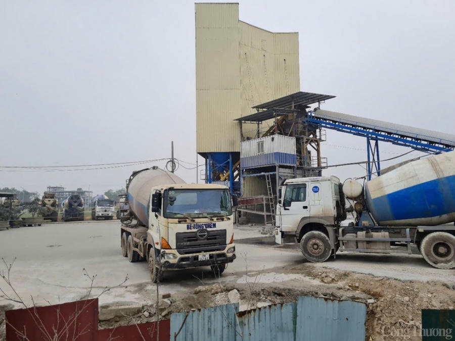 Trạm trộn bê tông vẫn hoạt động dù chưa được cấp phép.