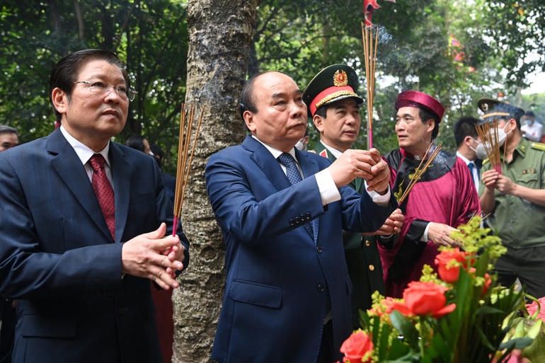 Chủ tịch nước Nguyễn Xuân Phúc, Bộ trưởng Bộ Quốc phòng Phan Văn Giang và Trưởng Ban Nội chính Trung ương Phan Đình Trạc dâng hương (Ảnh: Mạnh Quân).