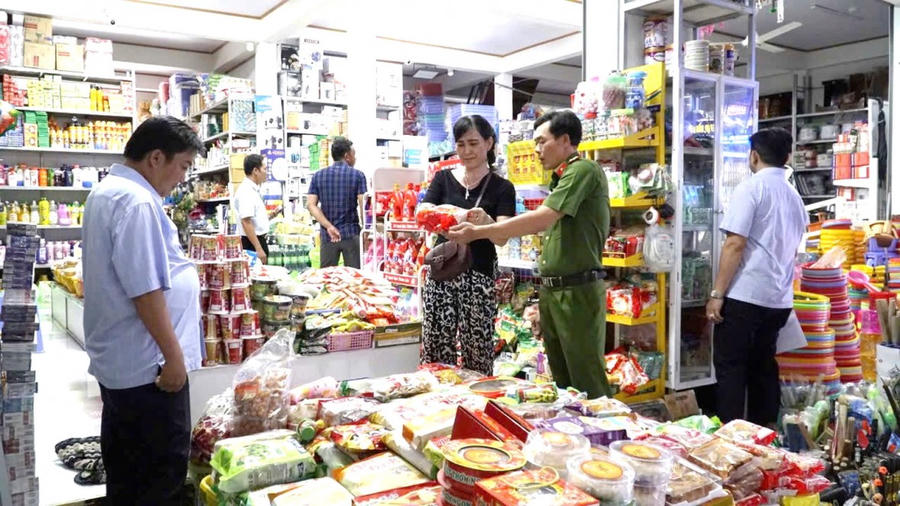 Lực lượng Công an phối hợp các ngành chức năng tiến hành kiểm tra các mặt hàng tại cơ sở kinh doanh.