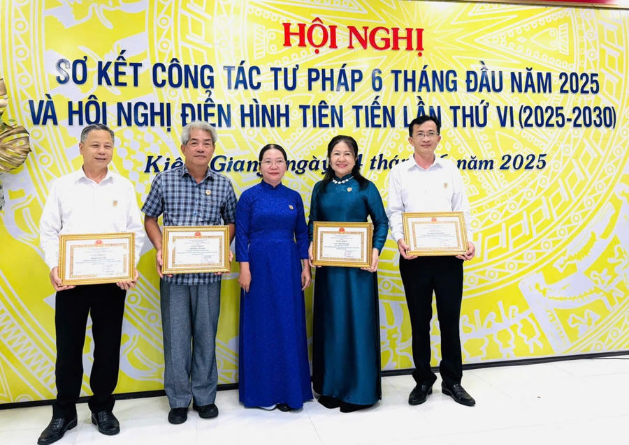 Bà Phạm Thị Hương - đại diện Lãnh đạo Sở Tư pháp trao Giấy khen cho các cá nhân có thành tích xuất sắc trong phong trào thi đua giai đoạn 2020-2025