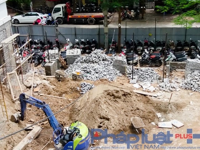 Theo quan sát của PV Pháp luật plus, bất chấp những quy định về đảm bảo khoảng cách an toàn trong xây dựng công trình, tại điểm trông giữ xe, tiện chỗ nào còn trống là những nhân viên ở đây quây lại thành chỗ để xe.