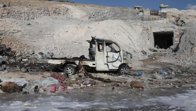 Xe tải bị thiêu rụi sau các cuộc không kích tại Syria ngày 8/9 (Ảnh: AFP)