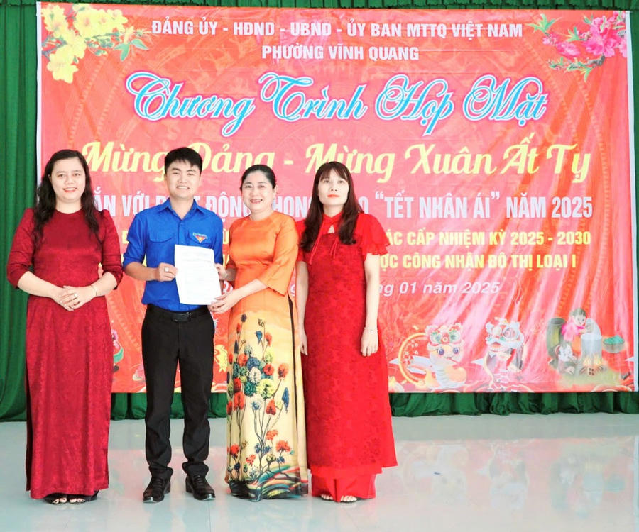 Bà Huỳnh thị kim oanh Chủ tịch MTTQ phường Vĩnh Quang trao thư cảm ơn.