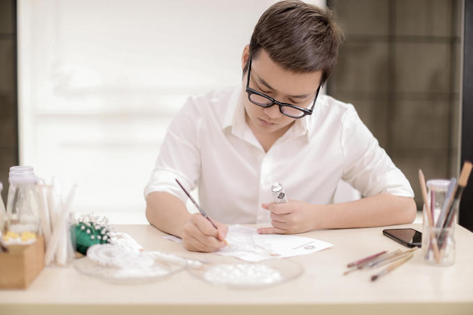 Bộ váy cưới xa hoa của Tú Anh được thiết kế theo phom dáng xòe phồng tạo sự bồng bềnh, sang trọng với phần họa tiết được đính hơn 20.000 viên pha lê và loại đá Swarovski tỉ mỉ bằng tay.