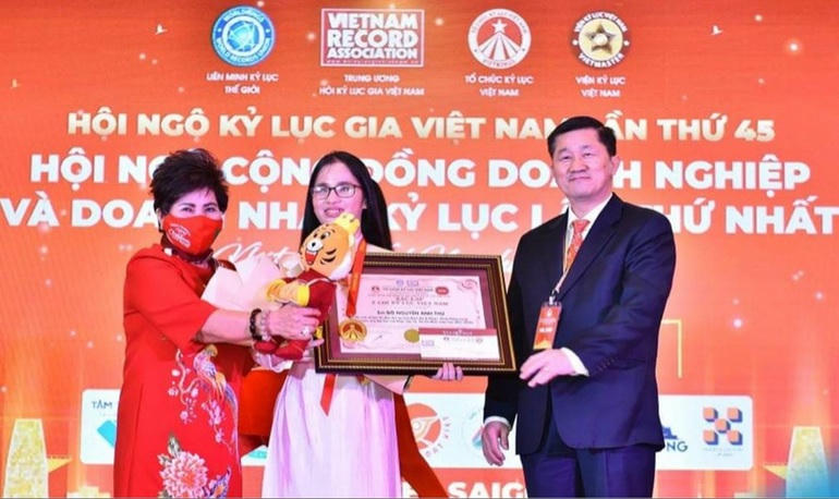 Anh Thư nhận bằng xác nhận Kỷ Lục Việt Nam - Ý Chí Kỷ Lục ngày 22/2/2022 (Ảnh: Nhân vật cung cấp).