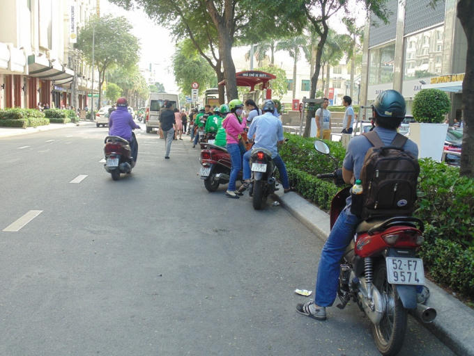 Người đi đường tùy tiện đỗ xe trên lòng đường Lê Thánh Tôn.