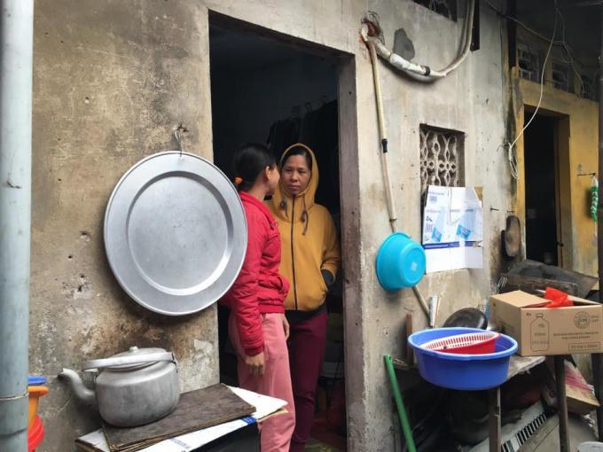 Chị Hoàng Anh đnag trò chuyện với người dân trong xóm trọ. Ảnh: Thanh Hải