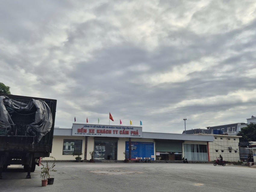 Bến xe khách trung tâm Cẩm Phả đang nảy sinh mâu thuẫn, tranh chấp quyền sở hữu và điều hành bến xe tiềm ẩn nguy cơ mất an ninh trật tự vì một pháp nhân hai con dấu, hai người đại diện.