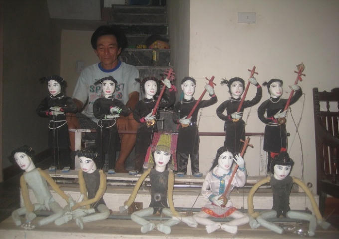 Ông Thân đang biểu diễn dàn rối điện chơi nhạc. Ảnh Duy Ngợi