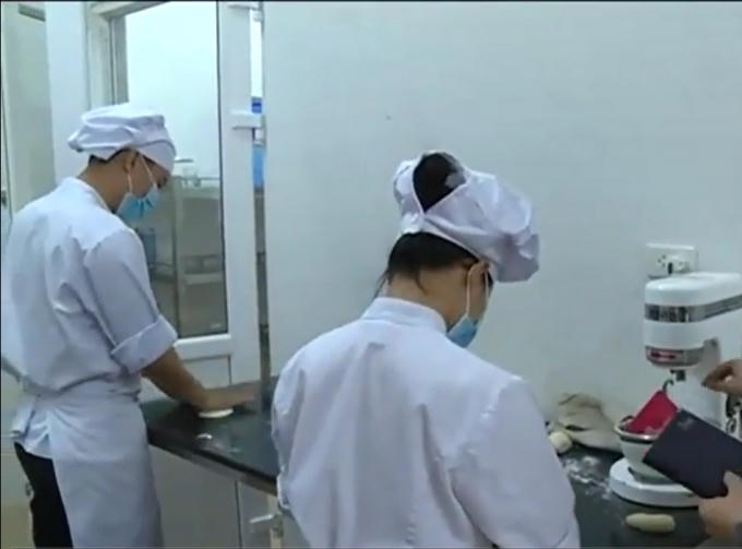 Nhân viên khách sạn dùng tay không để chế biến thực phẩm tại thời điểm lực lượng chức năng kiểm tra.