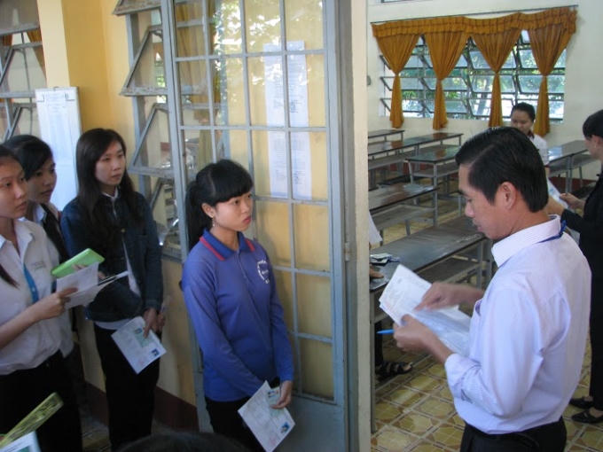 Thí sinh vào phòng thi làm thủ tục chuẩn bị thi môn toán.
