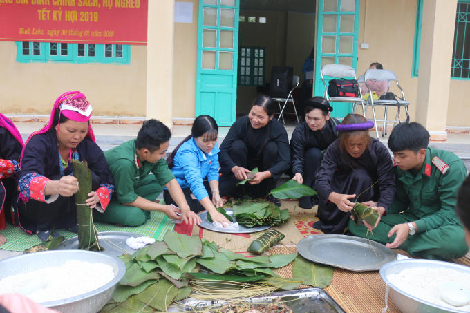 Mọi người cùng vui vẻ gói nên những chiếc bánh chưng, bánh tày.