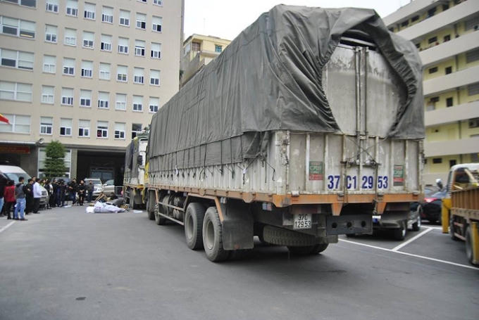 Một trong hai chiếc xe tải bị lực lượng chức năng tiến hành kiểm tra.