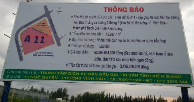Bảng Thông báo bán đấu giá lô đất A11 được đặt tại khu đất để công bố rộng rãi cho người dân biết vẫn thể hiện đường A1 quy hoạch 11,5m.